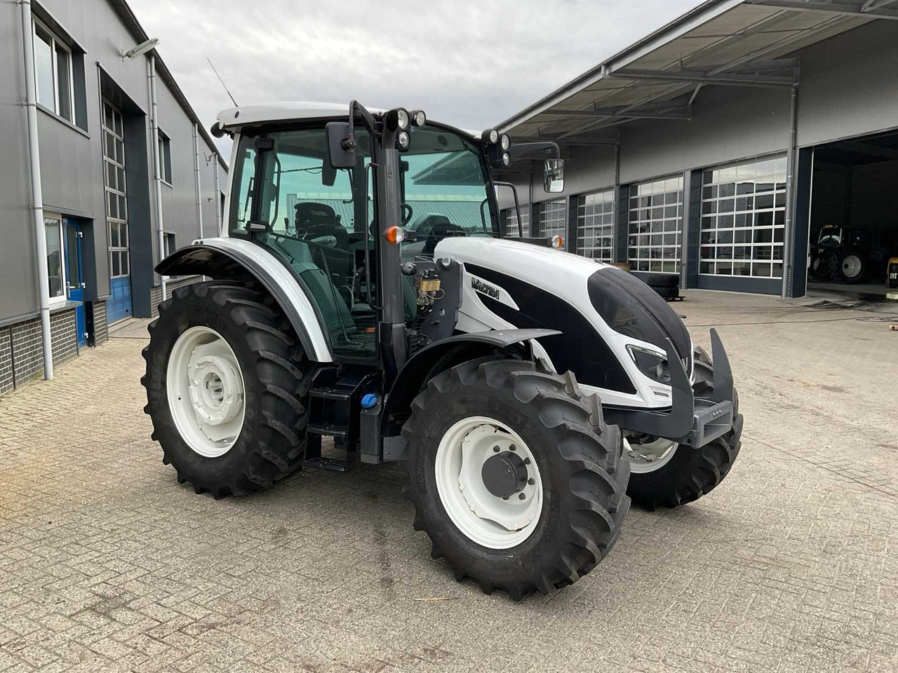 2019 VALTRA A104 HITECH ALL-WHEEL DRIVE FARM TRACTOR - Farm tractor: picture 4 2019 VALTRA A104 HITECH ALL-WHEEL DRIVE FARM TRACTOR - Farm tractor: picture 4
