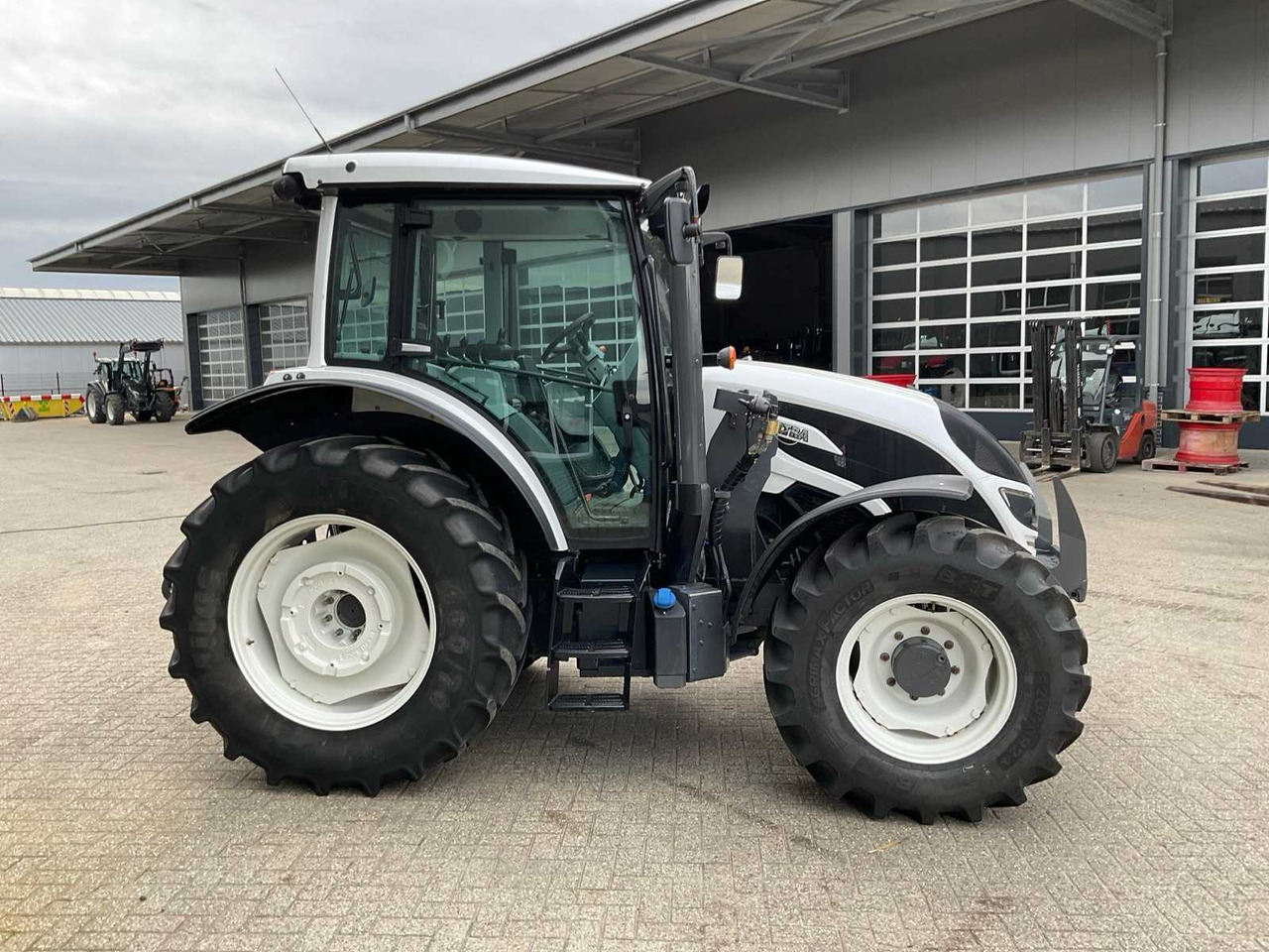 2019 VALTRA A104 HITECH ALL-WHEEL DRIVE FARM TRACTOR - Farm tractor: picture 5 2019 VALTRA A104 HITECH ALL-WHEEL DRIVE FARM TRACTOR - Farm tractor: picture 5