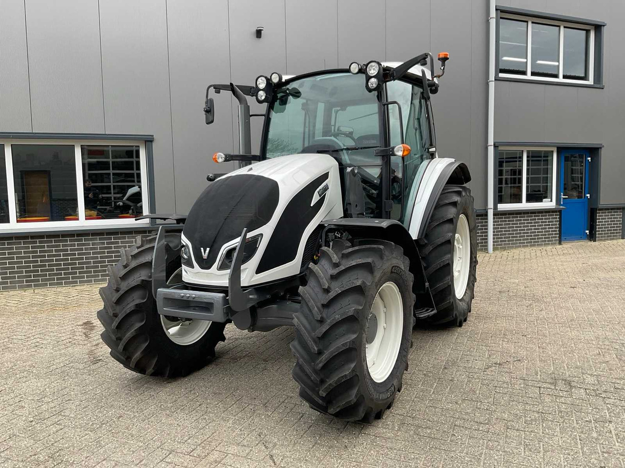 2019 VALTRA A104 HITECH ALL-WHEEL DRIVE FARM TRACTOR - Farm tractor: picture 2 2019 VALTRA A104 HITECH ALL-WHEEL DRIVE FARM TRACTOR - Farm tractor: picture 2