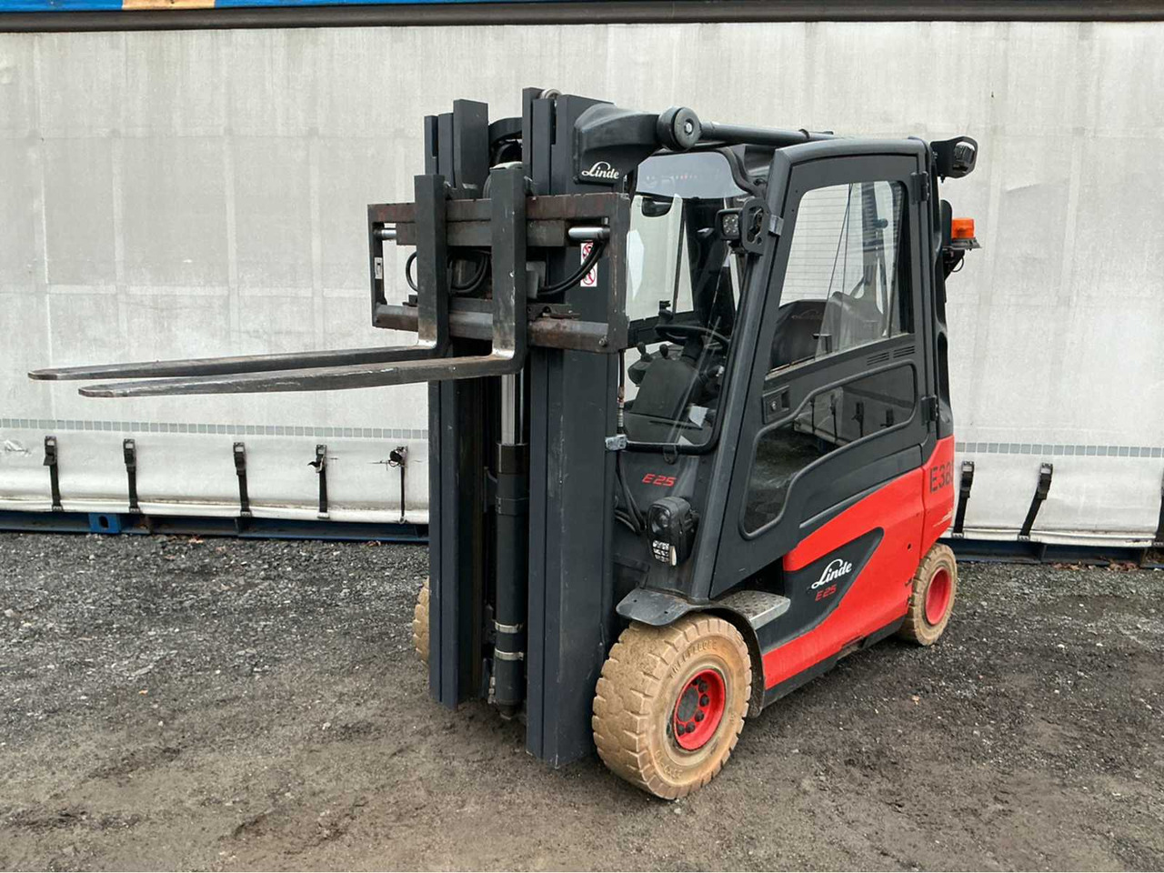 2022 LINDE E25-01 FORKLIFT - Forklift: picture 5 2022 LINDE E25-01 FORKLIFT - Forklift: picture 5