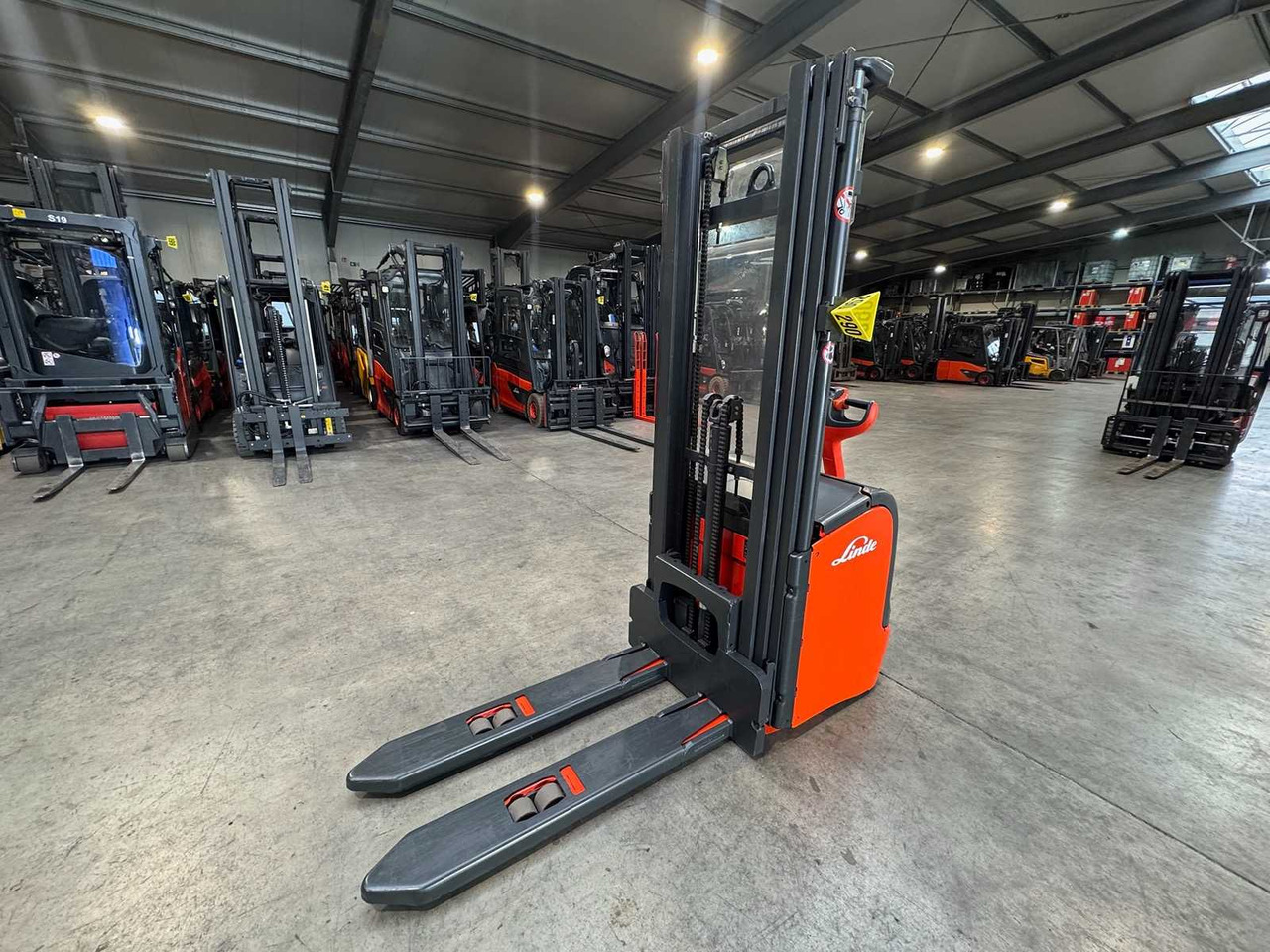 32/2019 SERVICE +UVV 10/2026 LINDE L14 TRIPLEX 470CM PALLET TRUCK ANT 1,983 HOURS - Forklift: picture 3 32/2019 SERVICE +UVV 10/2026 LINDE L14 TRIPLEX 470CM PALLET TRUCK ANT 1,983 HOURS - Forklift: picture 3