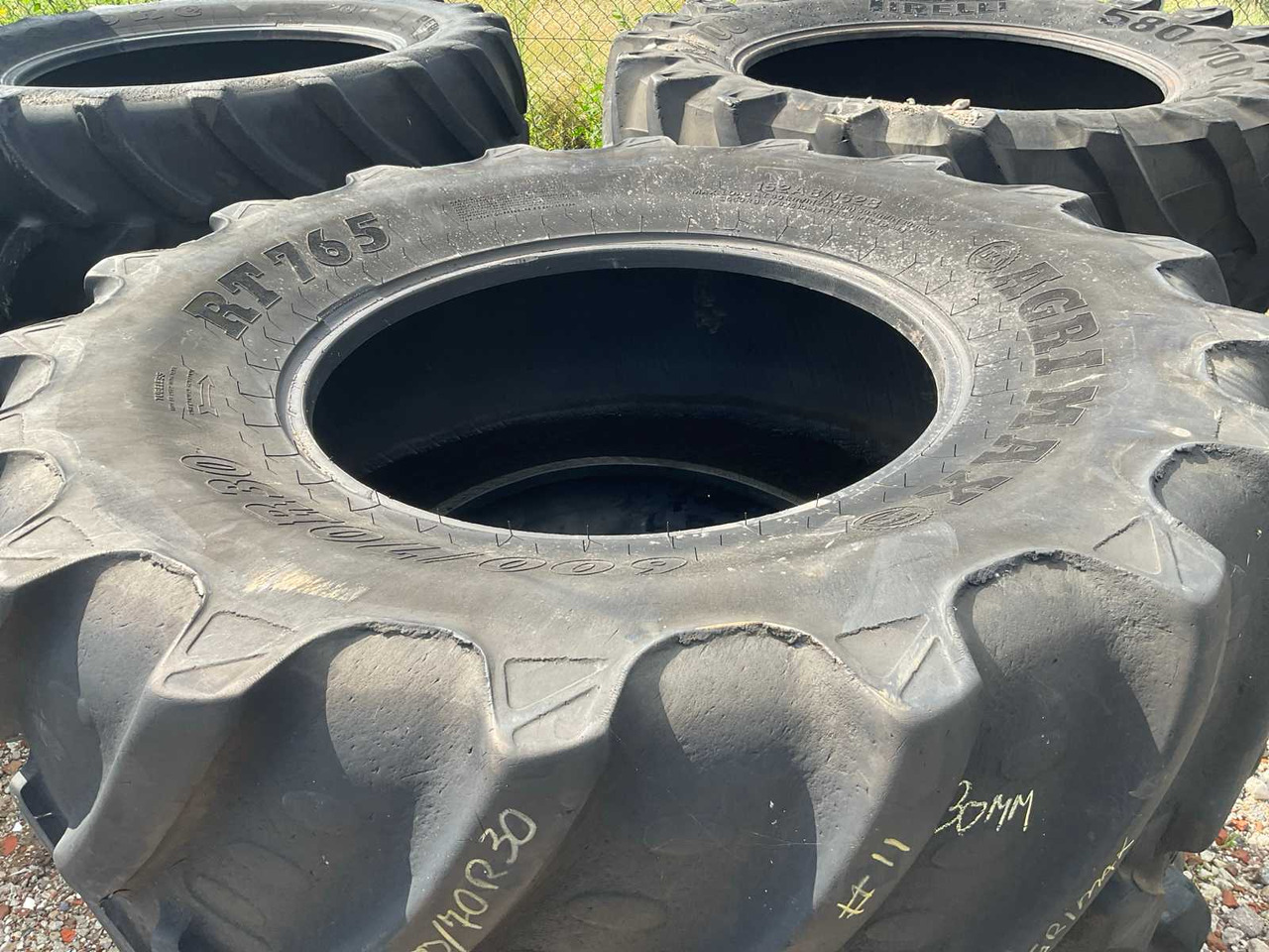 Agrimax RT 765 - Wheels and tires for Farm tractor: picture 3 Agrimax RT 765 - Wheels and tires for Farm tractor: picture 3