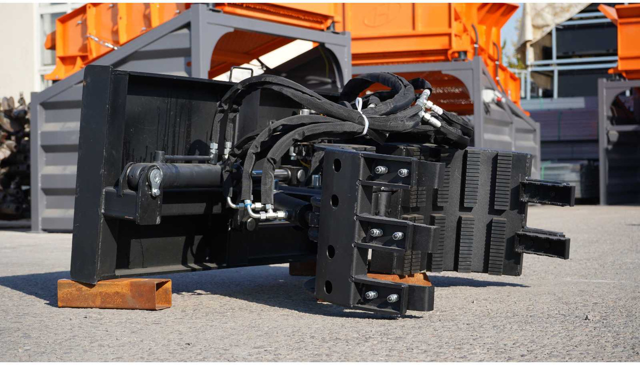 Rhino-Cross Grapple claw - Attachment for Construction machinery: picture 2 Rhino-Cross Grapple claw - Attachment for Construction machinery: picture 2