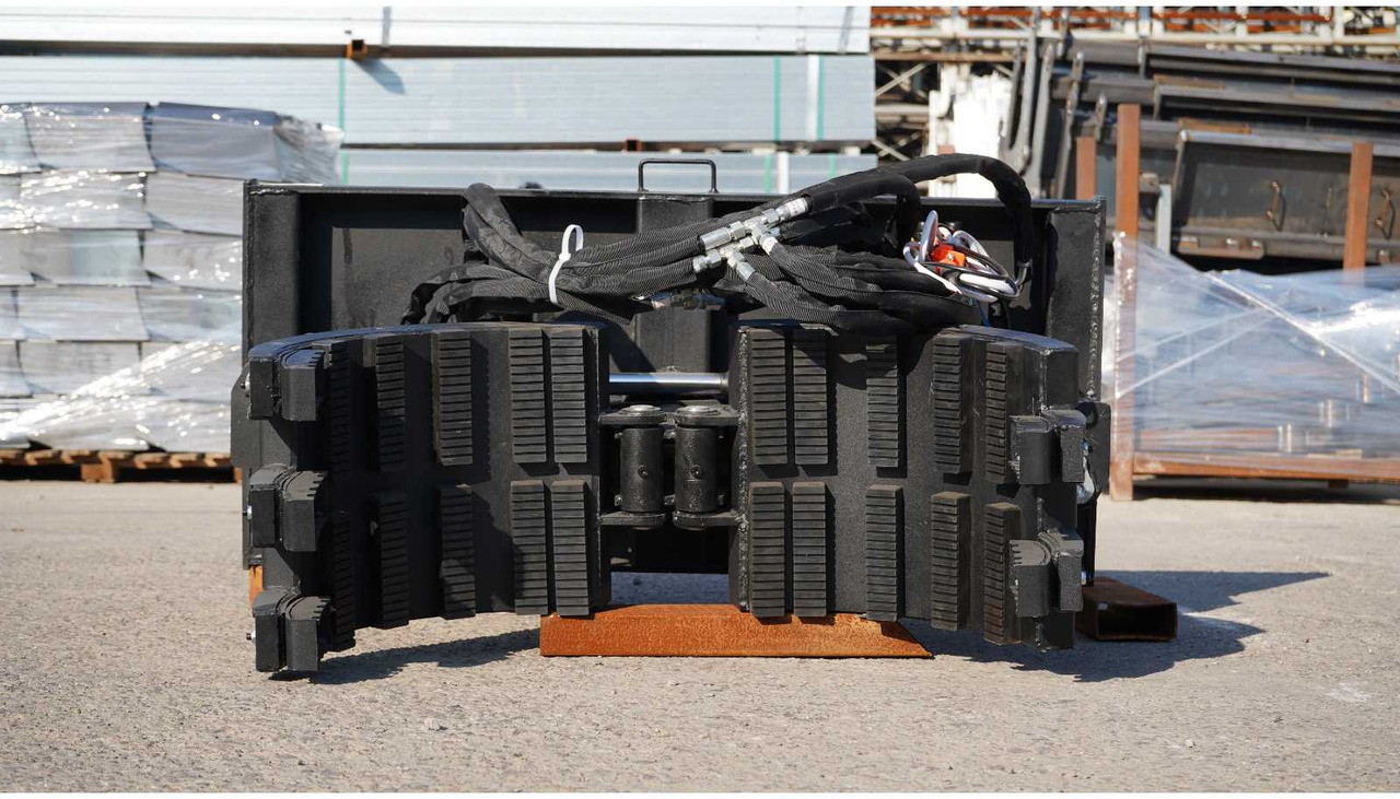 Rhino-Cross Grapple claw - Attachment for Construction machinery: picture 3 Rhino-Cross Grapple claw - Attachment for Construction machinery: picture 3