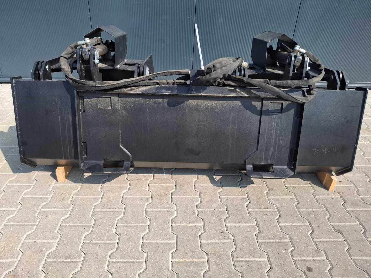 Rhino-cross Grapple Bucket 72 inch - Attachment for Construction machinery: picture 5 Rhino-cross Grapple Bucket 72 inch - Attachment for Construction machinery: picture 5