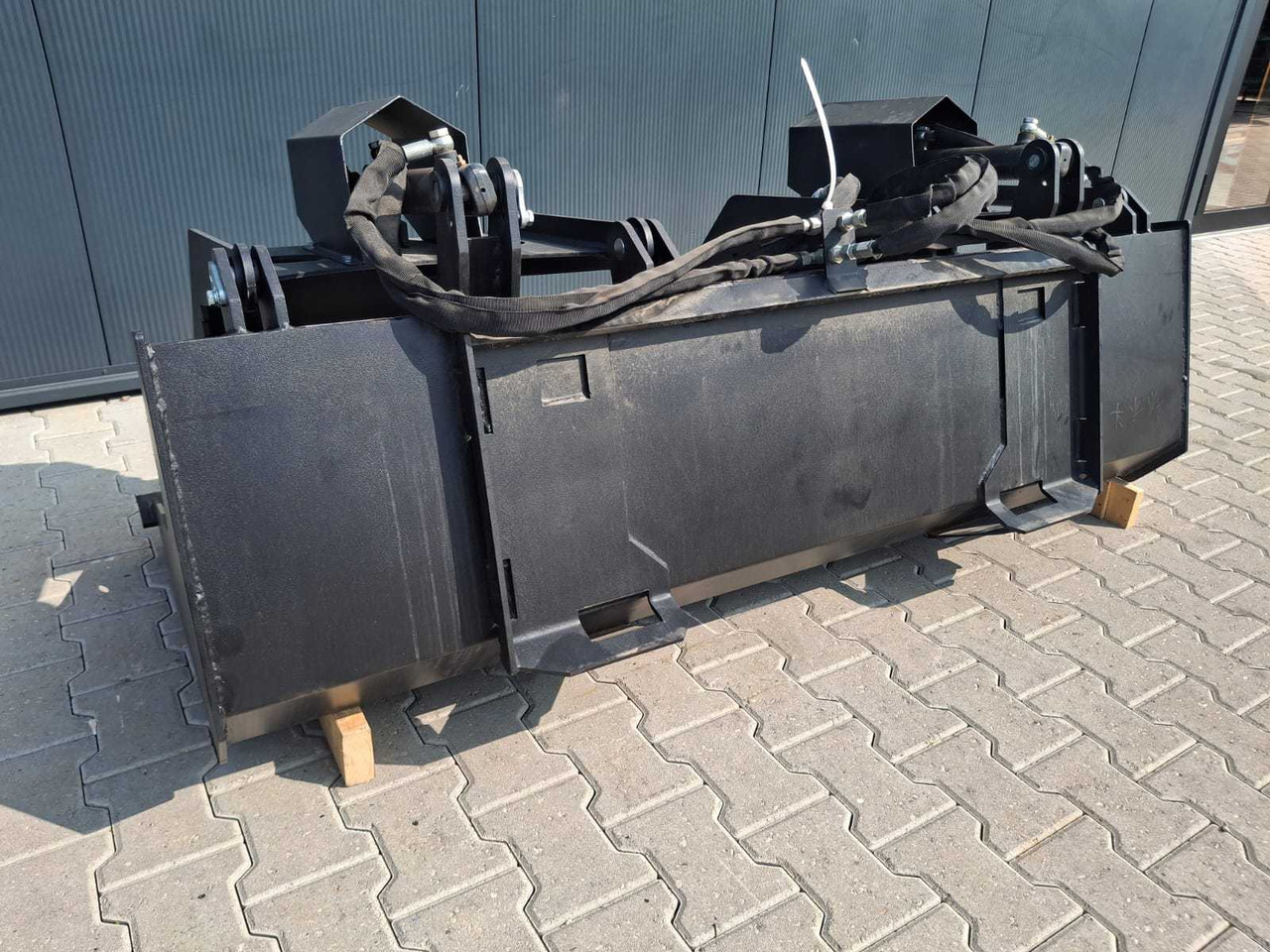 Rhino-cross Grapple Bucket 72 inch - Attachment for Construction machinery: picture 4 Rhino-cross Grapple Bucket 72 inch - Attachment for Construction machinery: picture 4