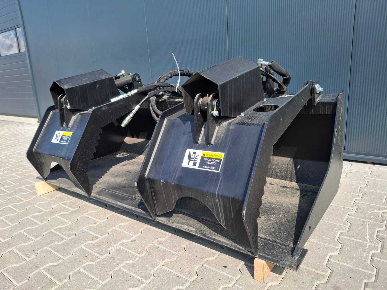 Rhino-cross Grapple Bucket 72 inch - Attachment for Construction machinery: picture 1 Rhino-cross Grapple Bucket 72 inch - Attachment for Construction machinery: picture 1