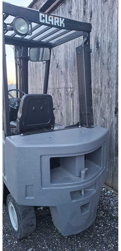 CLARK - DPM 20 SB - 1990 - FORKLIFT - Forklift: picture 5 CLARK - DPM 20 SB - 1990 - FORKLIFT - Forklift: picture 5