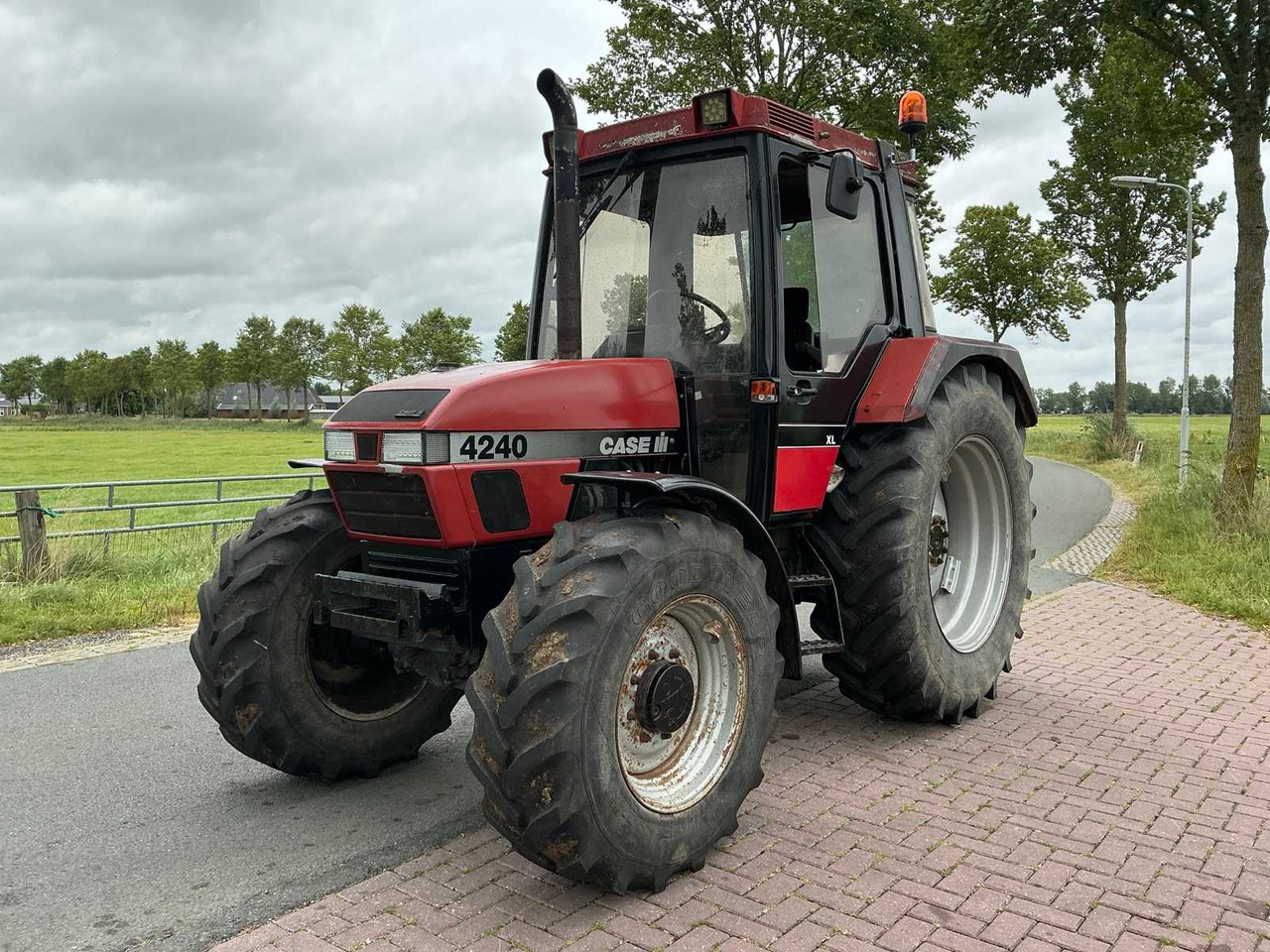 Case ih 4230 xl - Farm tractor: picture 1 Case ih 4230 xl - Farm tractor: picture 1