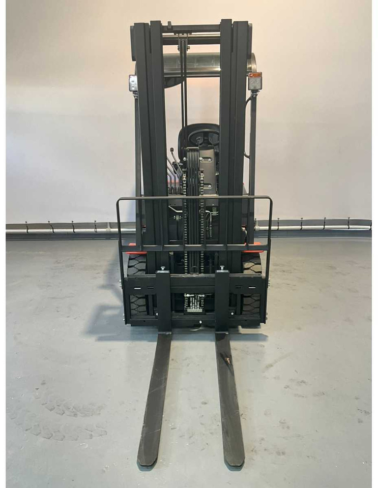EP - EFL 181 - 4.8 METER TRIPLEX, LI-ION, FREE-LIFT, SIDE-SHIFT - FORKLIFT - Forklift: picture 4 EP - EFL 181 - 4.8 METER TRIPLEX, LI-ION, FREE-LIFT, SIDE-SHIFT - FORKLIFT - Forklift: picture 4