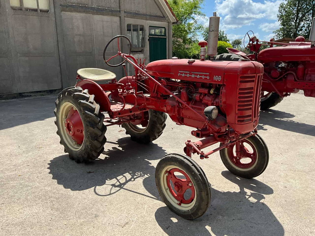 Farmall 100 - Farm tractor: picture 2 Farmall 100 - Farm tractor: picture 2