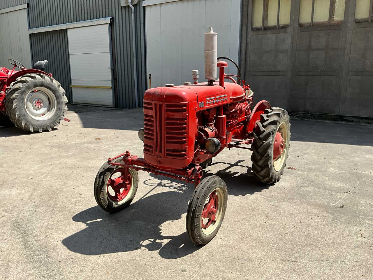 Farmall 100 - Farm tractor: picture 1 Farmall 100 - Farm tractor: picture 1