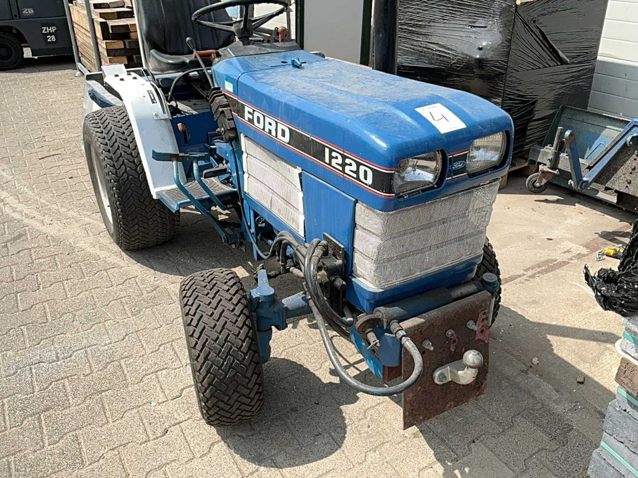 Ford 1220 - Compact tractor: picture 4 Ford 1220 - Compact tractor: picture 4