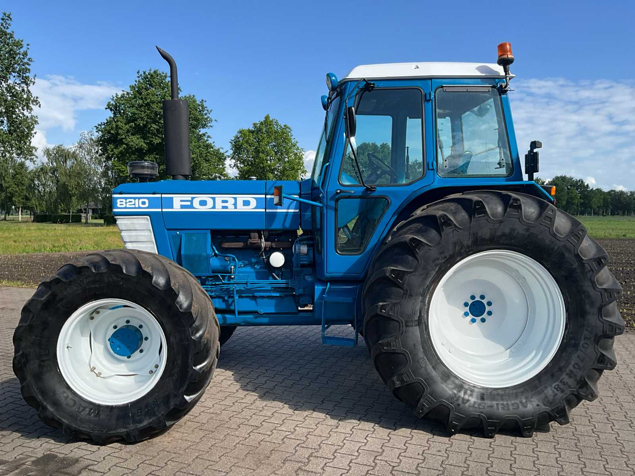 Ford 8210 - Farm tractor: picture 5 Ford 8210 - Farm tractor: picture 5