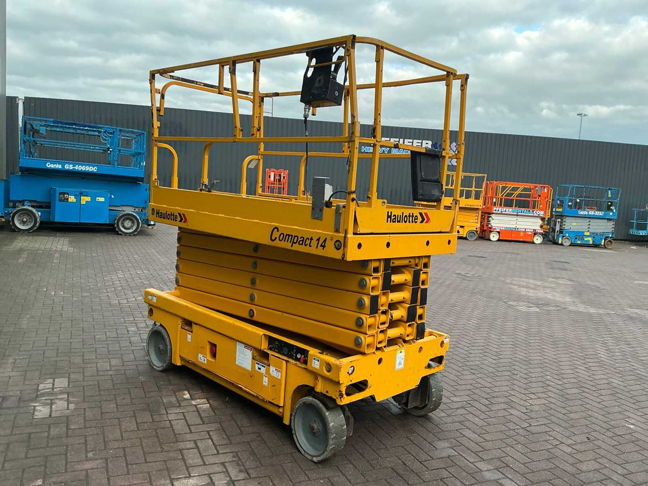 Haulotte Compact 14 - Aerial platform: picture 3 Haulotte Compact 14 - Aerial platform: picture 3