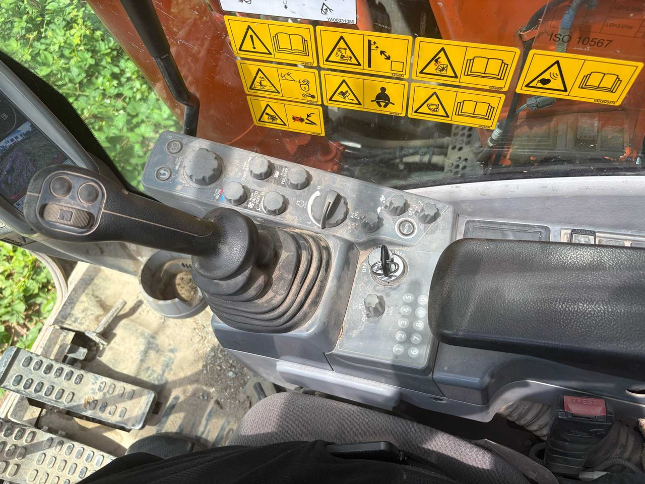 Crawler excavator Hitachi ZX135 US-6: picture 10