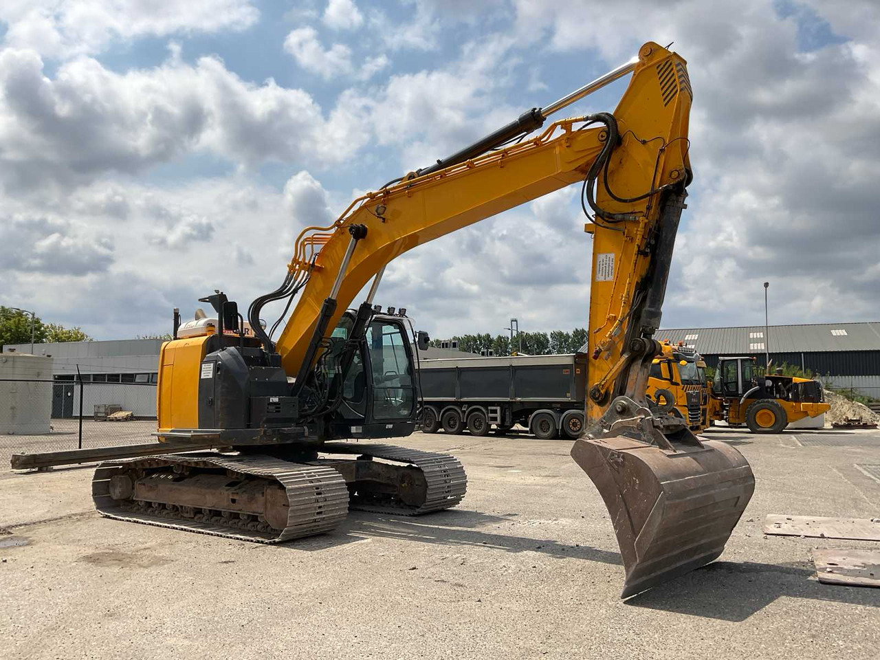 Hitachi ZX225USLC-5B - Crawler excavator: picture 2 Hitachi ZX225USLC-5B - Crawler excavator: picture 2