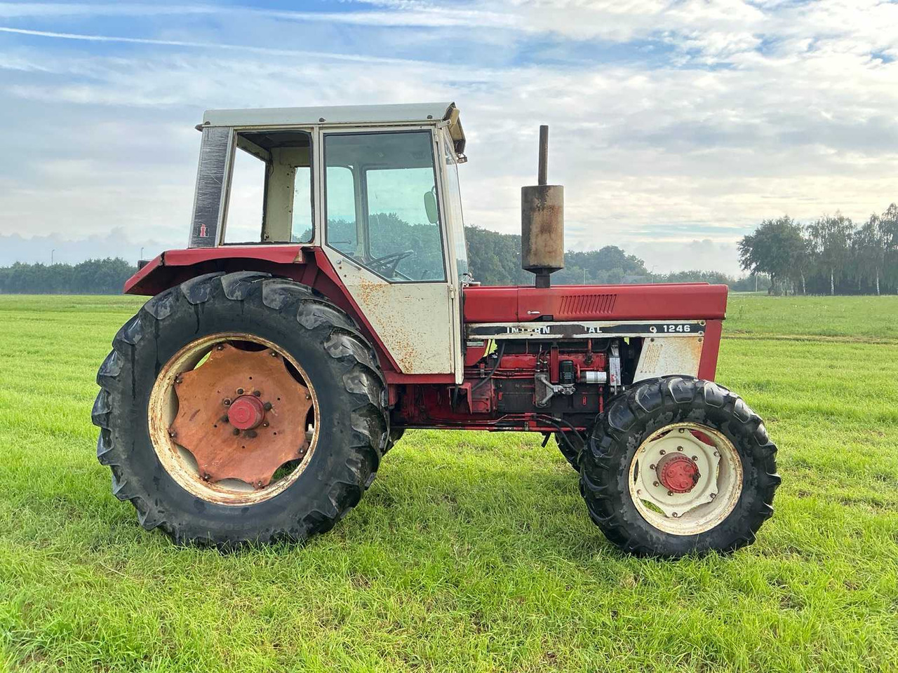 Farm tractor International 1246: picture 6