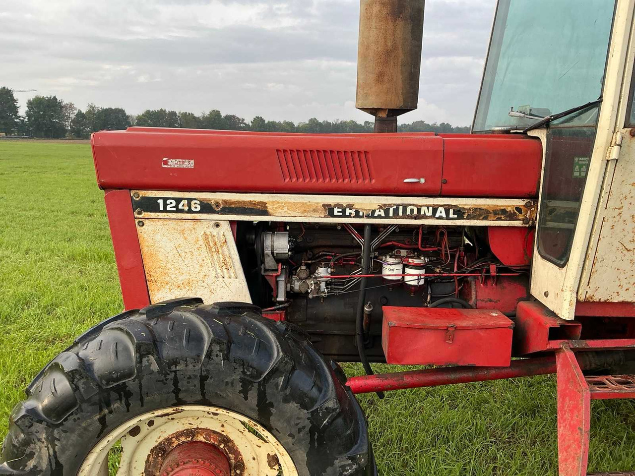 Farm tractor International 1246: picture 9