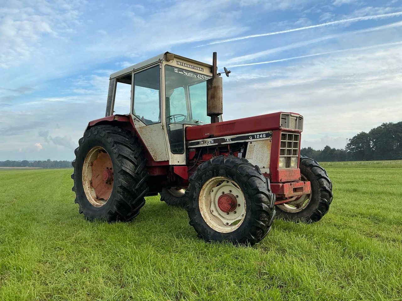 Farm tractor International 1246: picture 7