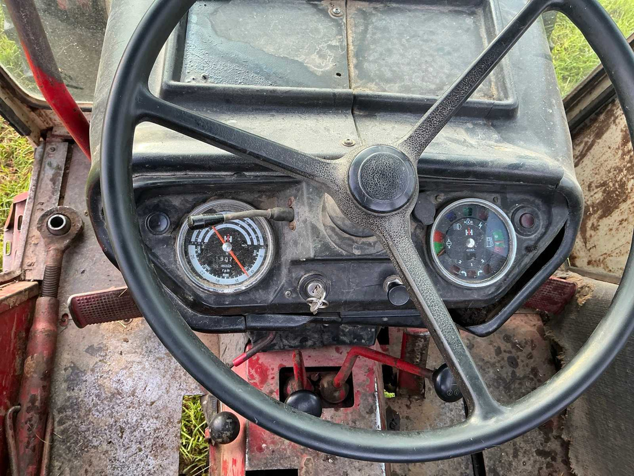 Farm tractor International 1246: picture 26