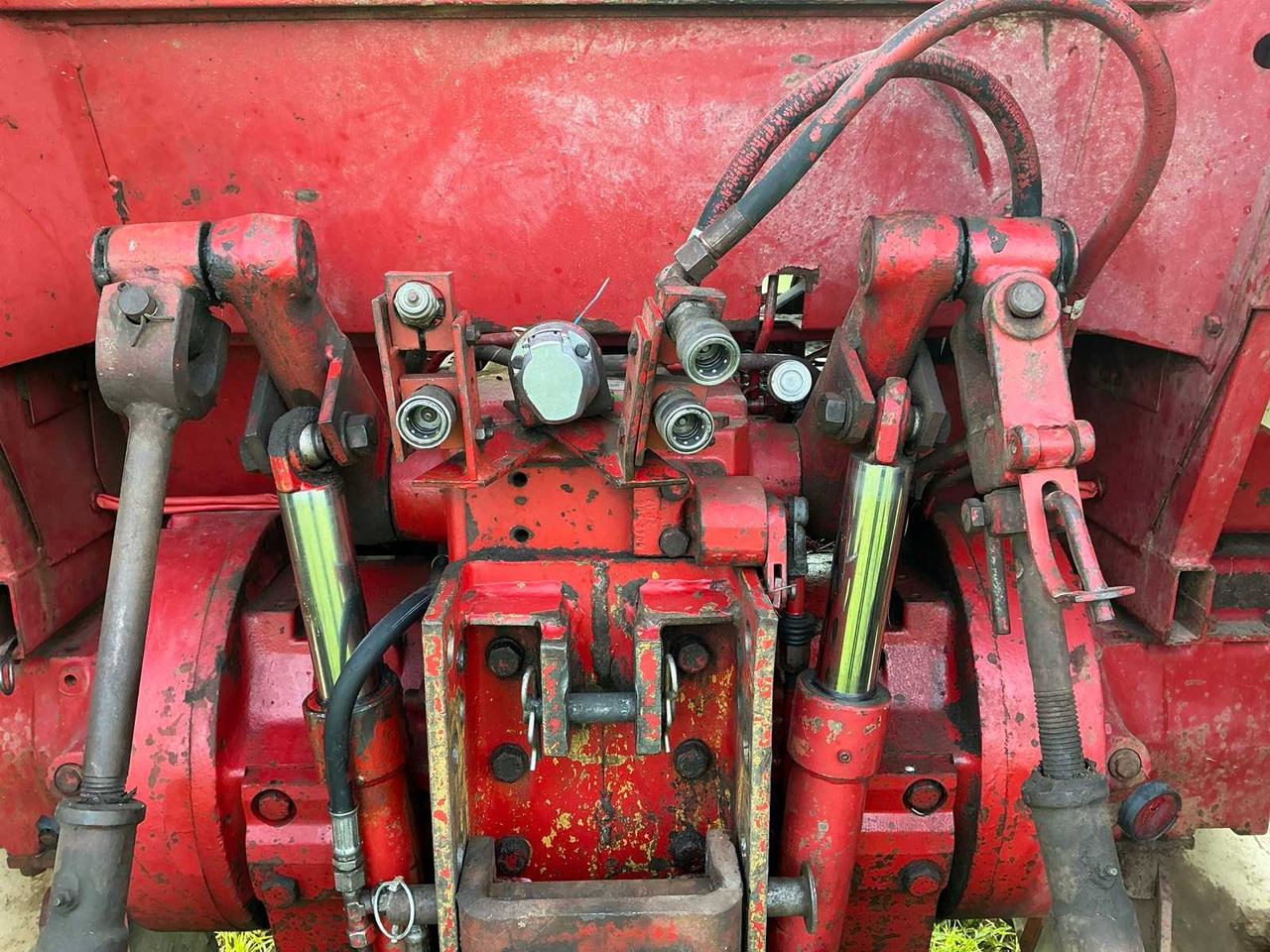 Farm tractor International 1246: picture 20