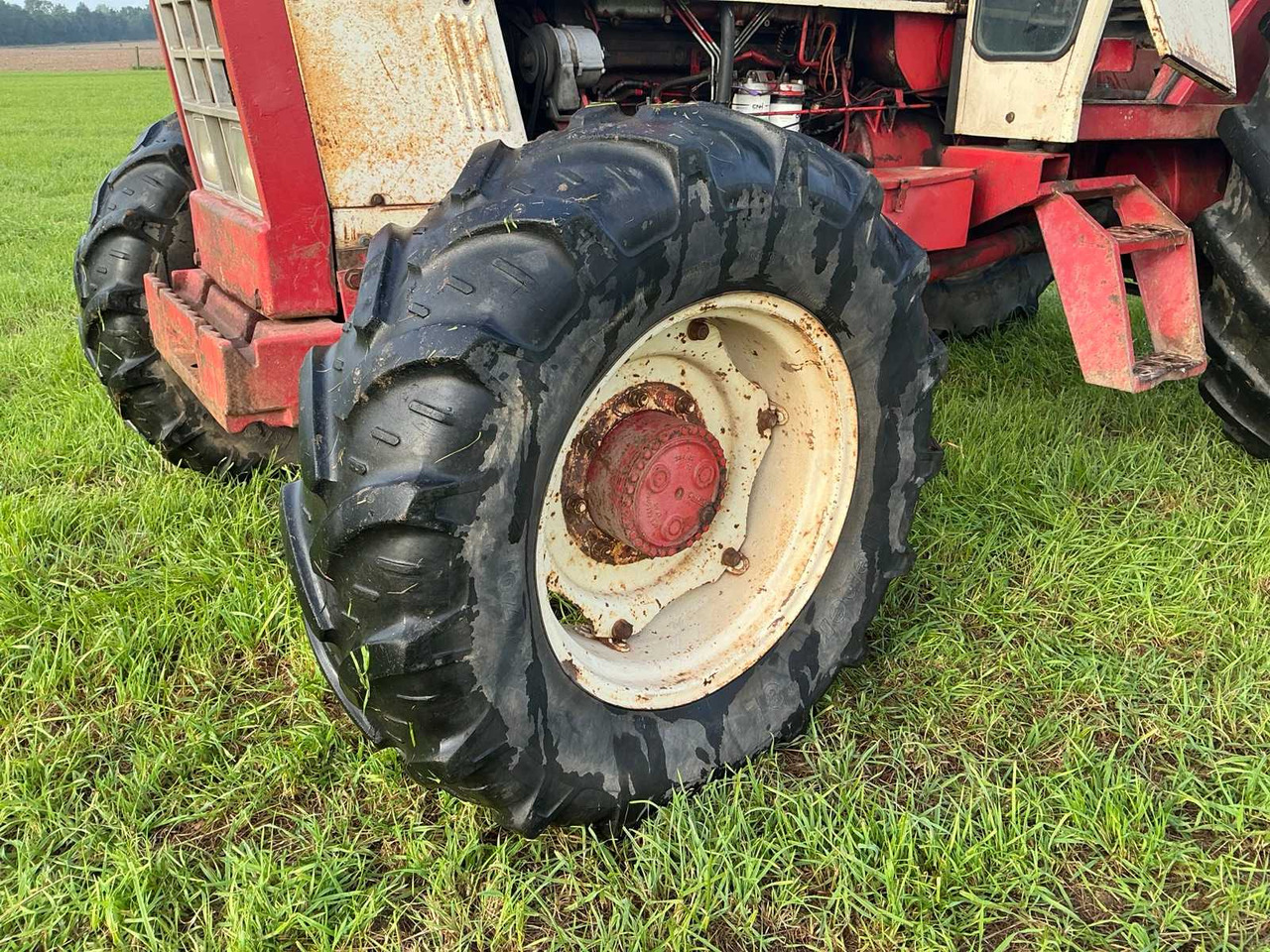 Farm tractor International 1246: picture 35