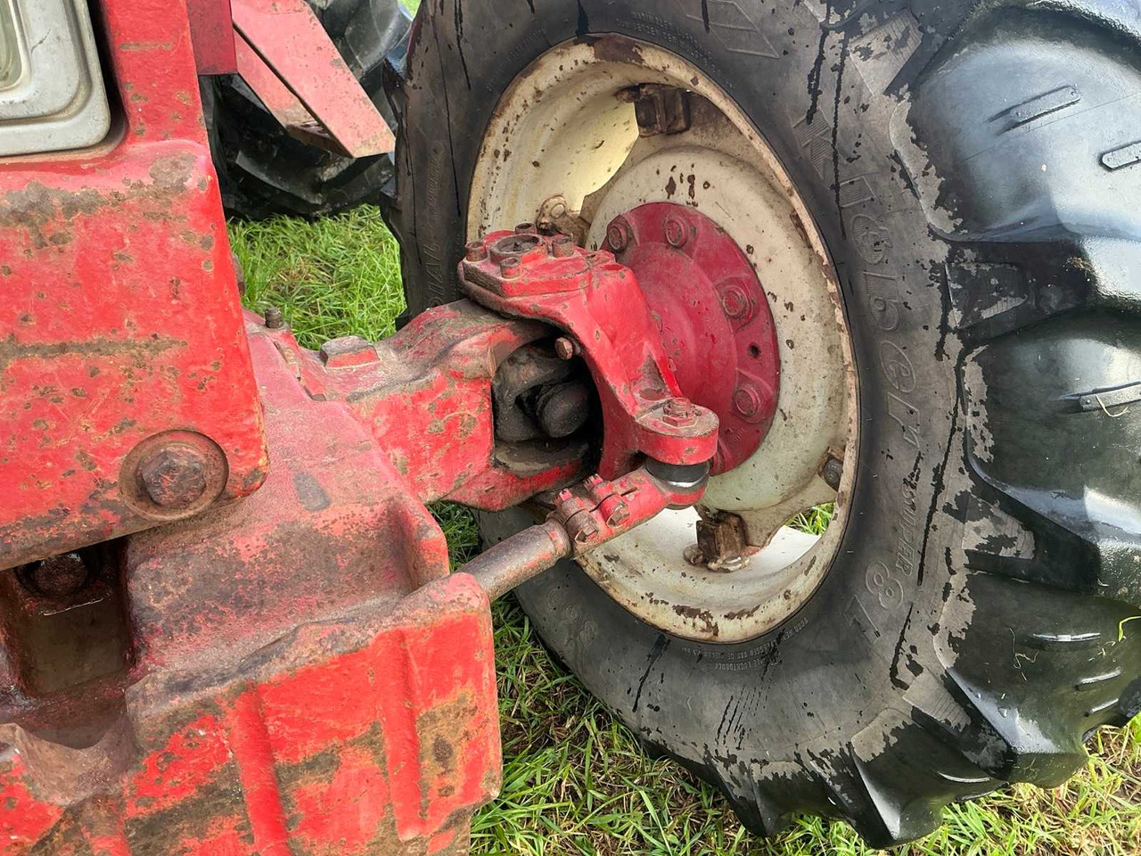 Farm tractor International 1246: picture 12