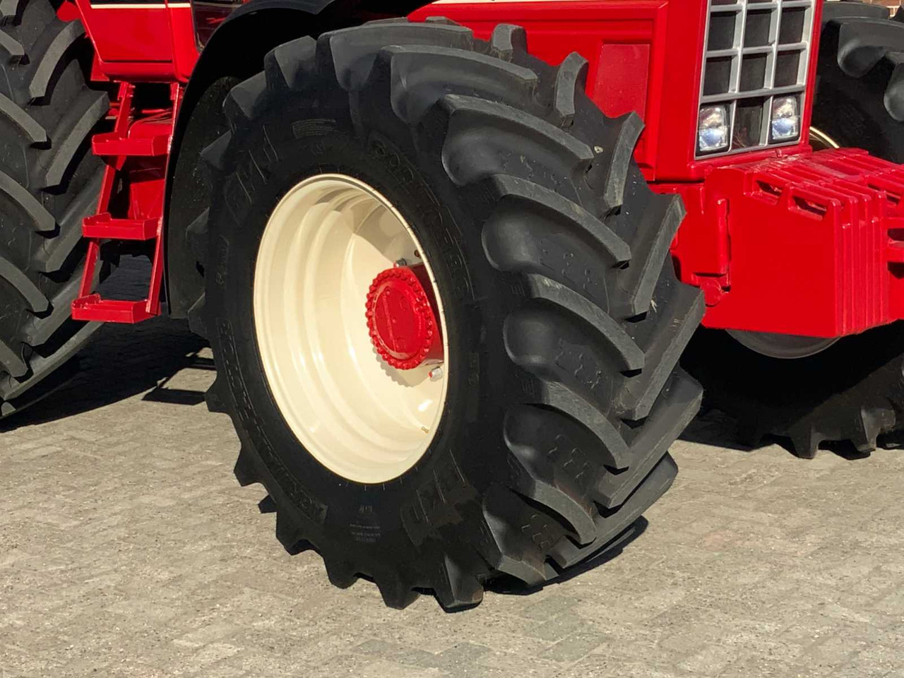 Farm tractor International 1455XL: picture 28