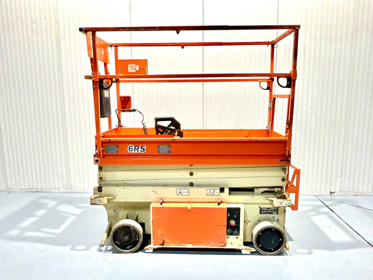JLG -6RS - AERIAL WORK PLATFORM, WORKING HEIGHT 7.8M, EXTENDABLE TO 2.55M, 315 HOURS - Aerial platform: picture 3 JLG -6RS - AERIAL WORK PLATFORM, WORKING HEIGHT 7.8M, EXTENDABLE TO 2.55M, 315 HOURS - Aerial platform: picture 3