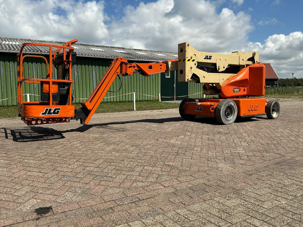 JLG E400AJPN - Aerial platform: picture 1 JLG E400AJPN - Aerial platform: picture 1