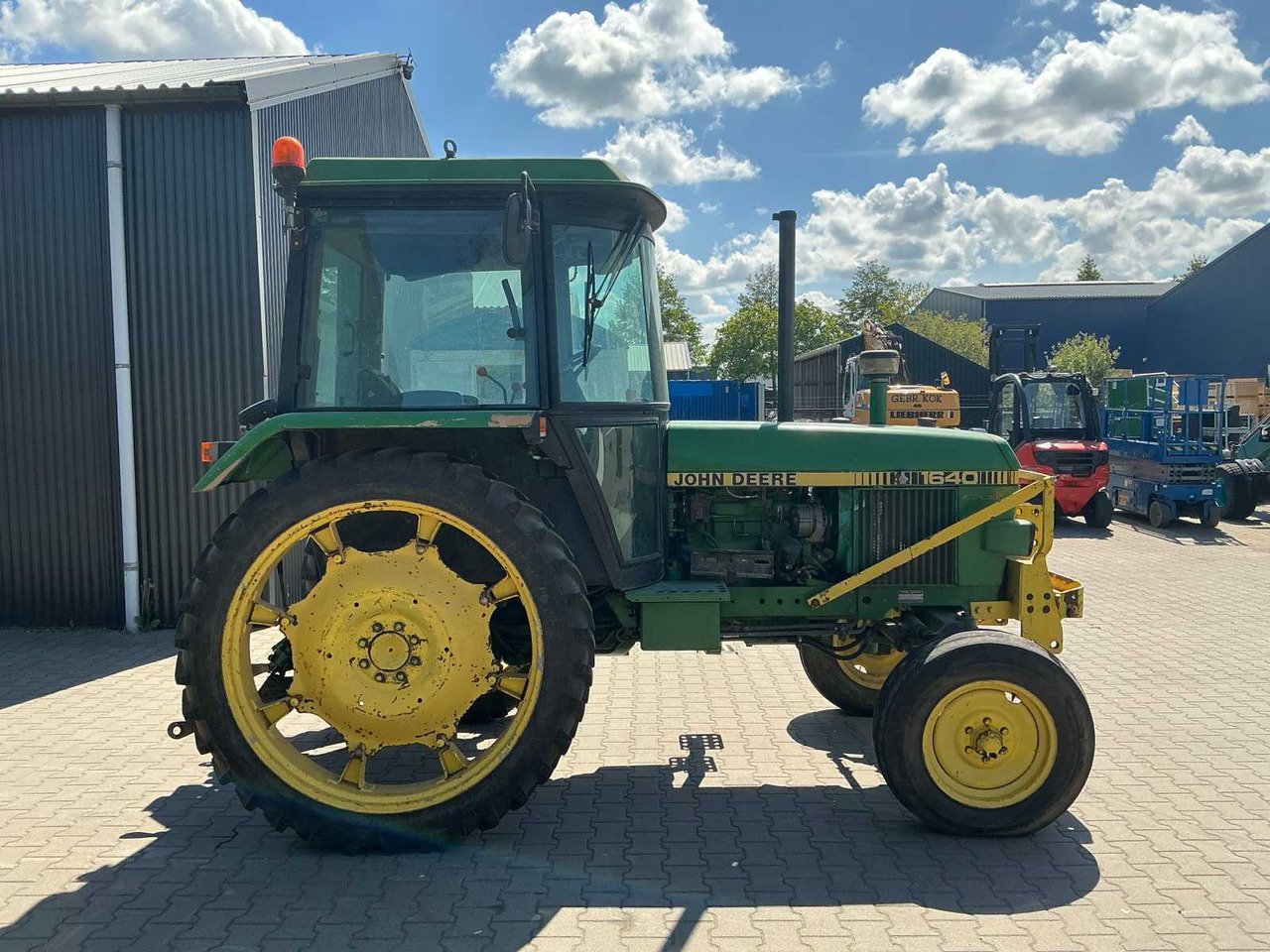 John Deere 1640 Synchron - Farm tractor: picture 4 John Deere 1640 Synchron - Farm tractor: picture 4