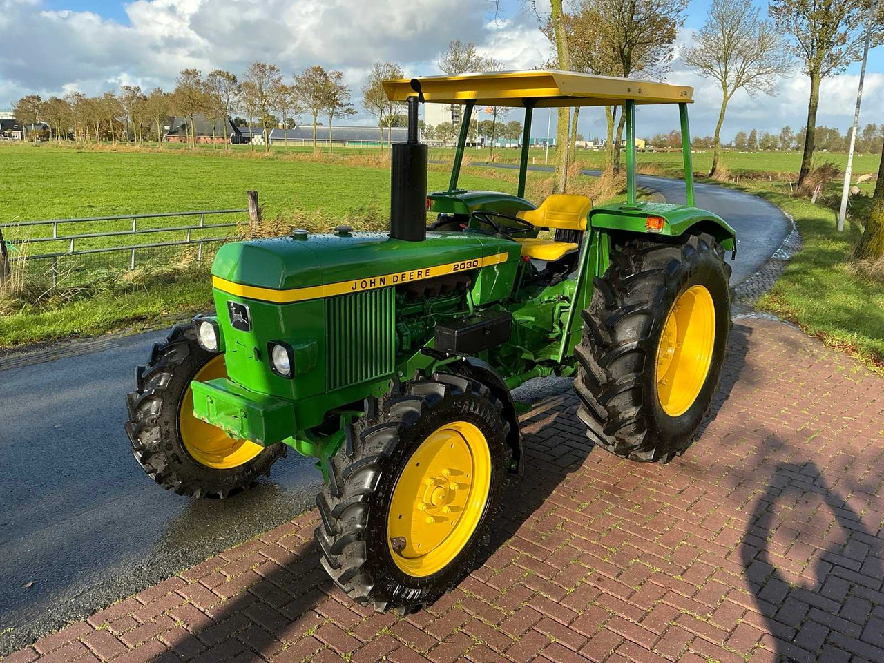 John Deere 2030S - Farm tractor: picture 2 John Deere 2030S - Farm tractor: picture 2