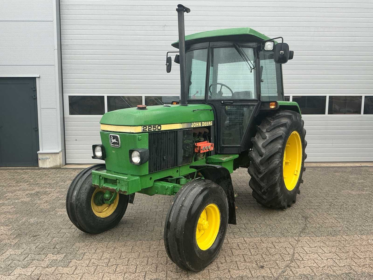 John Deere 2250 - Farm tractor: picture 1 John Deere 2250 - Farm tractor: picture 1