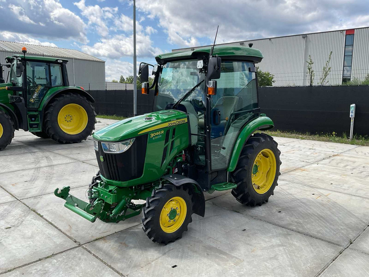 John Deere 3046R - Compact tractor: picture 1 John Deere 3046R - Compact tractor: picture 1