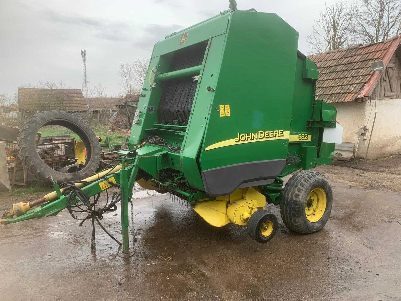 John Deere 582 - Round baler: picture 1 John Deere 582 - Round baler: picture 1