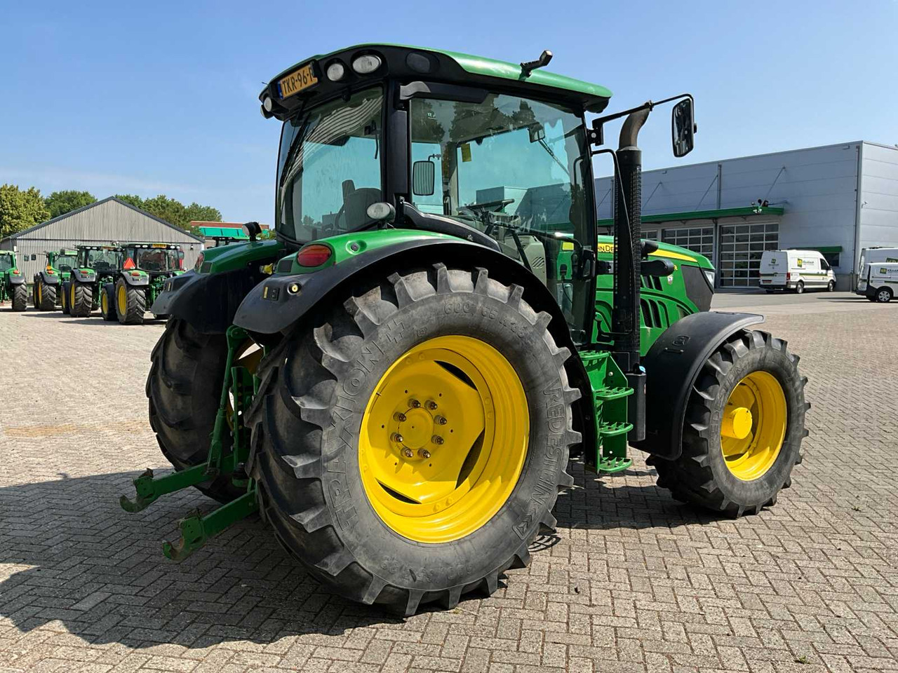 John Deere 6125R - Farm tractor: picture 3 John Deere 6125R - Farm tractor: picture 3