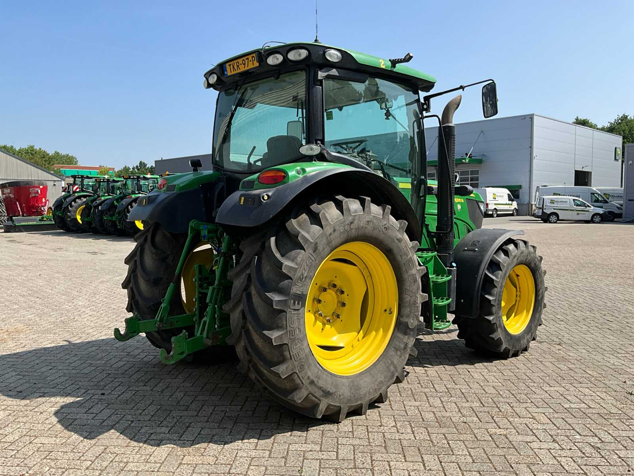 John Deere 6125R - Farm tractor: picture 3 John Deere 6125R - Farm tractor: picture 3