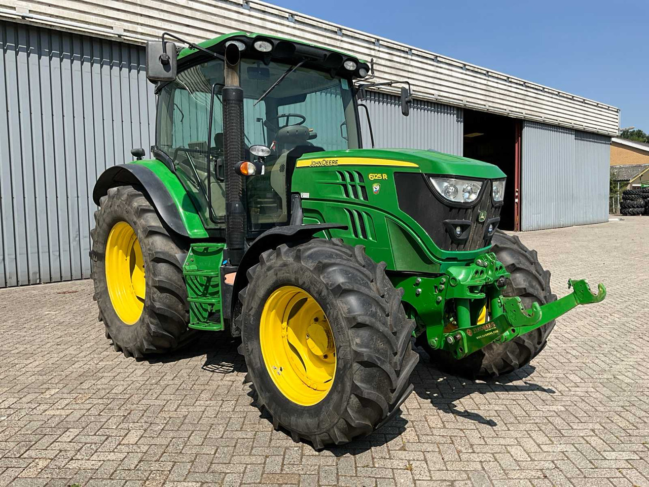 John Deere 6125R - Farm tractor: picture 2 John Deere 6125R - Farm tractor: picture 2