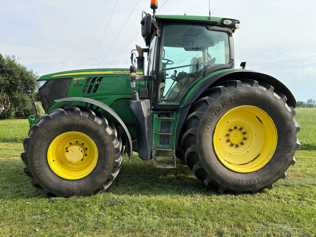 John Deere 6210R - Farm tractor: picture 2 John Deere 6210R - Farm tractor: picture 2
