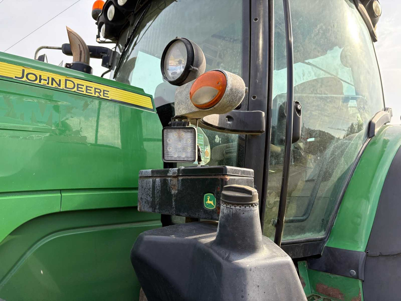 Farm tractor John Deere 6210R: picture 28