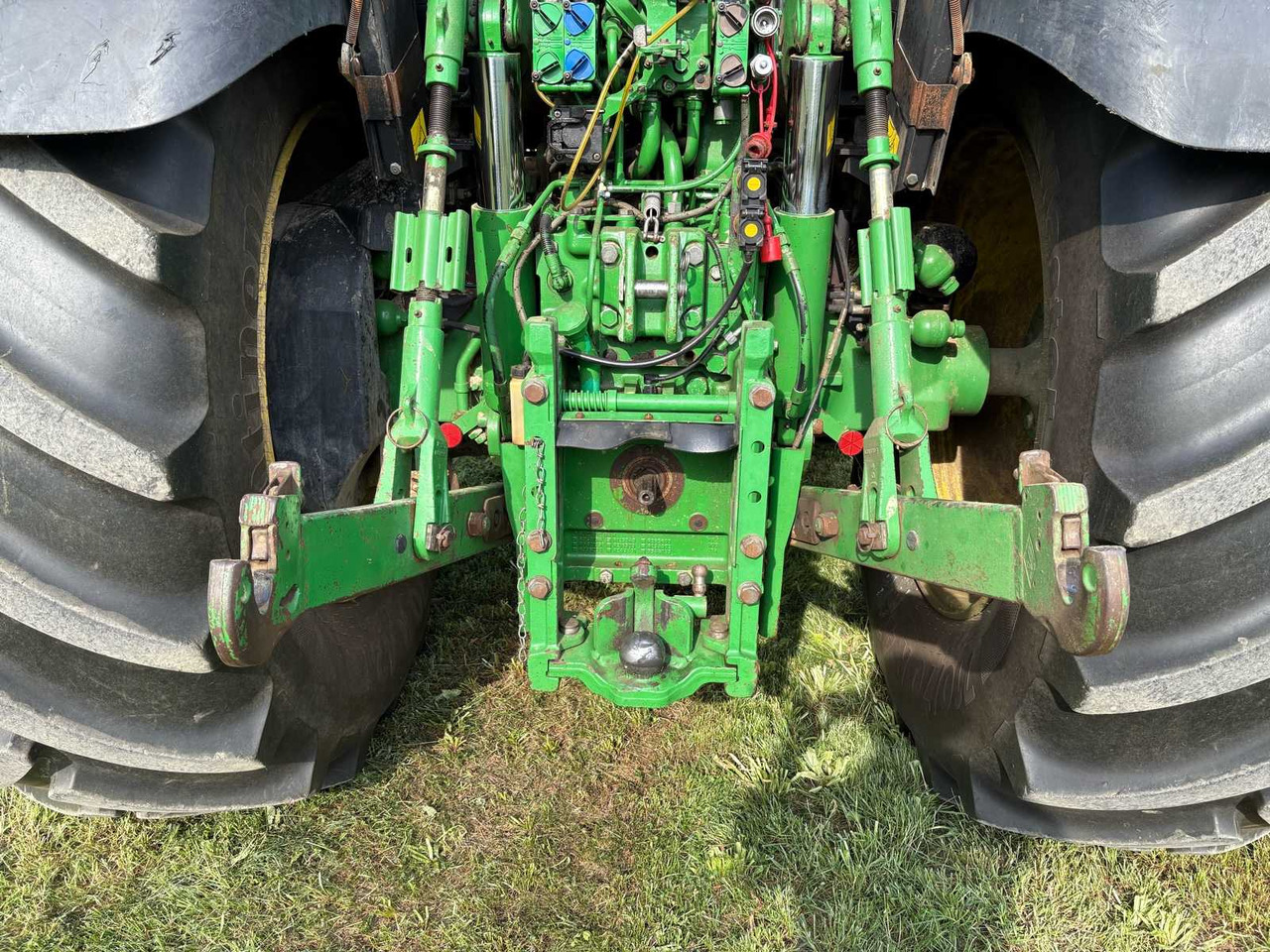 Farm tractor John Deere 6210R: picture 11