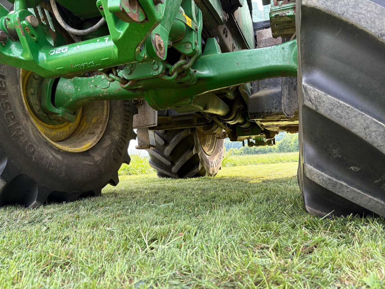 Farm tractor John Deere 6210R: picture 26