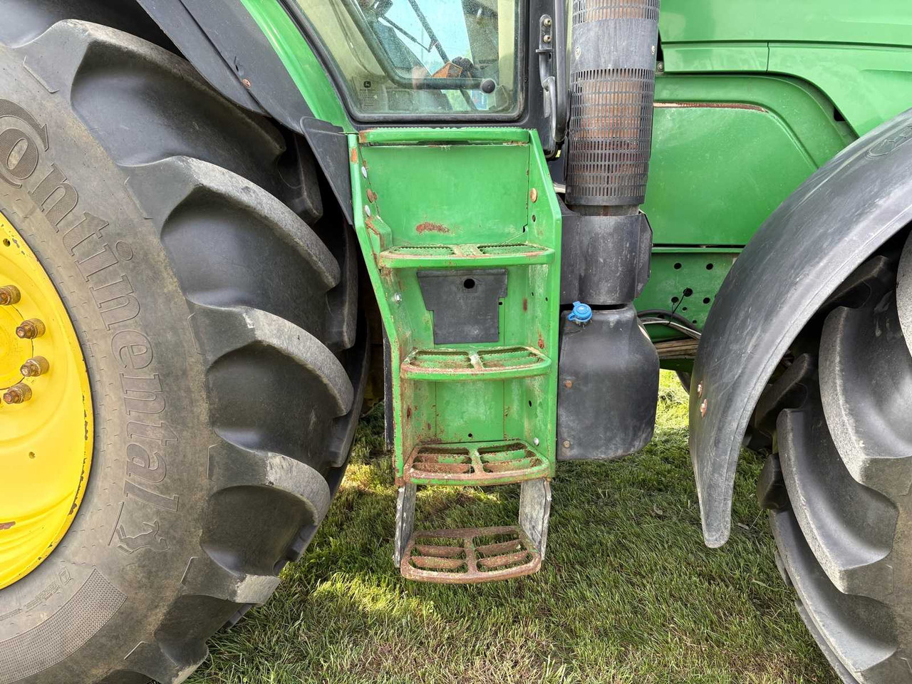 Farm tractor John Deere 6210R: picture 18