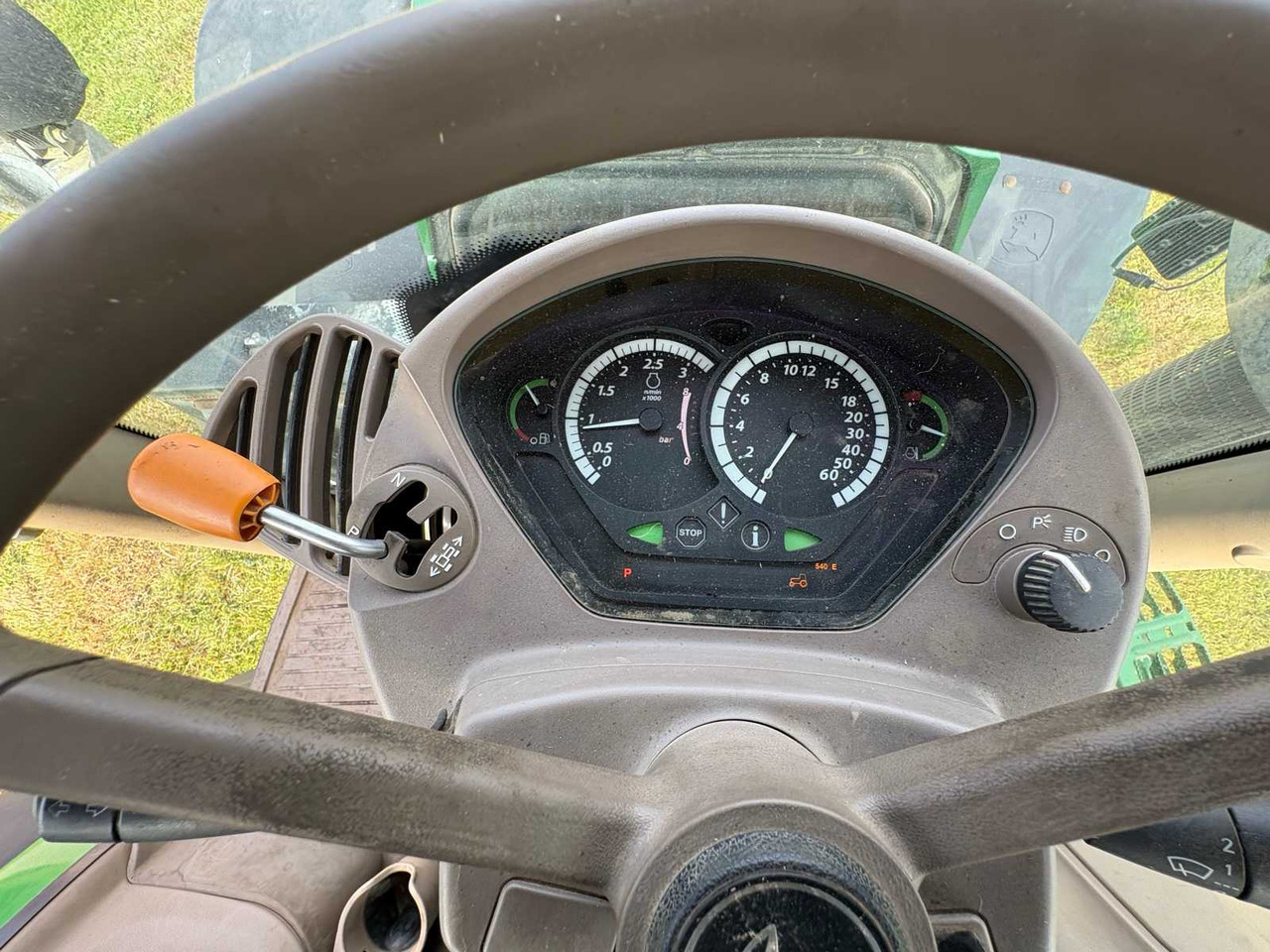 Farm tractor John Deere 6210R: picture 40