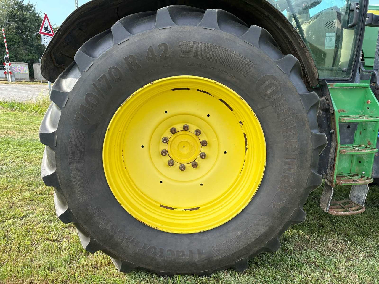 Farm tractor John Deere 6210R: picture 17