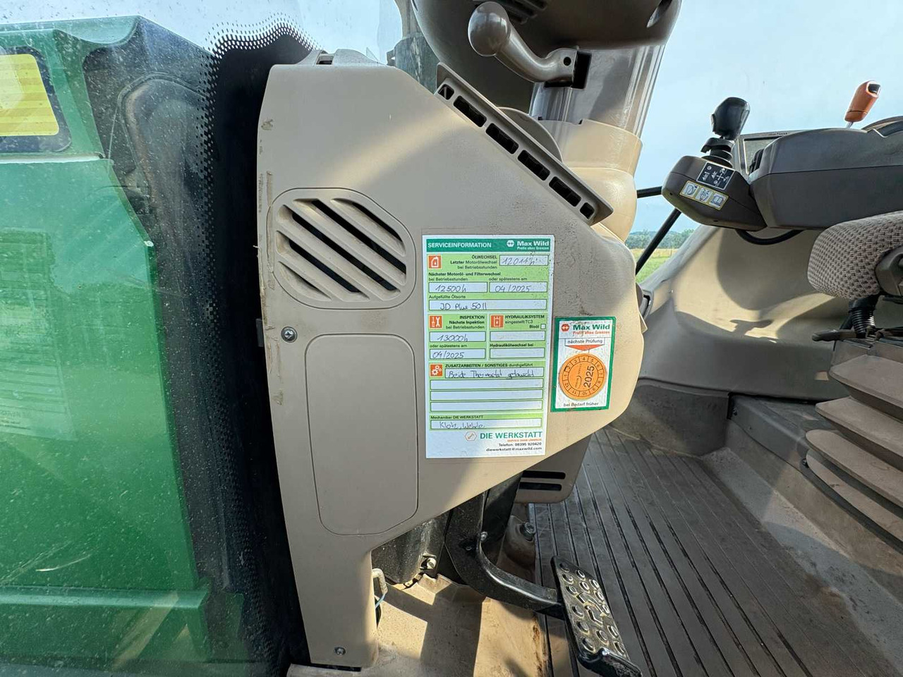 Farm tractor John Deere 6210R: picture 32