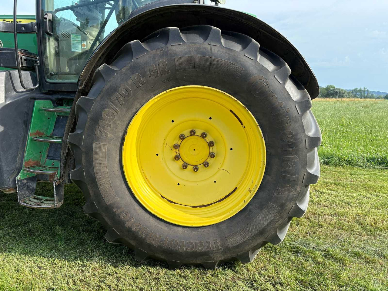 Farm tractor John Deere 6210R: picture 6