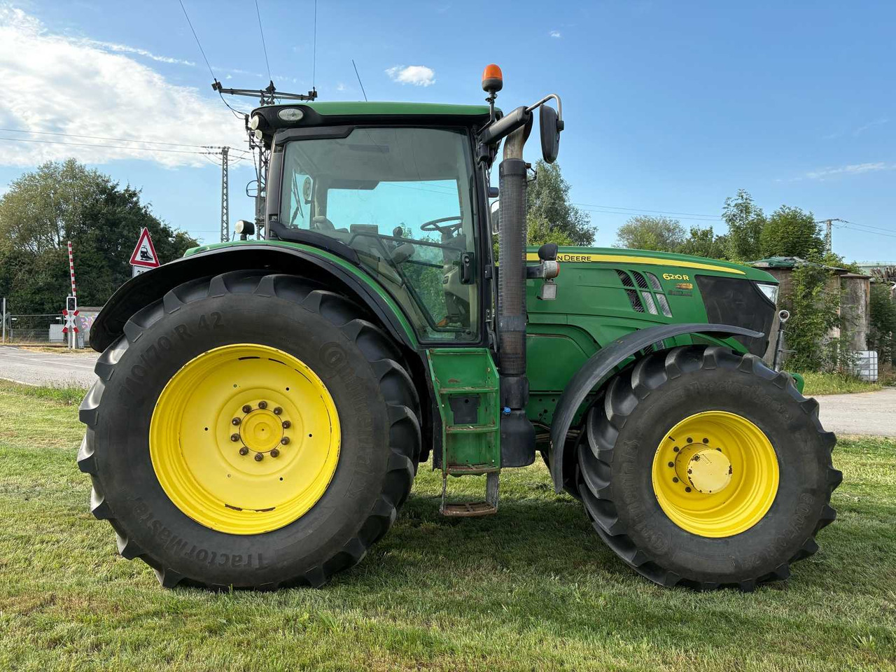Farm tractor John Deere 6210R: picture 9