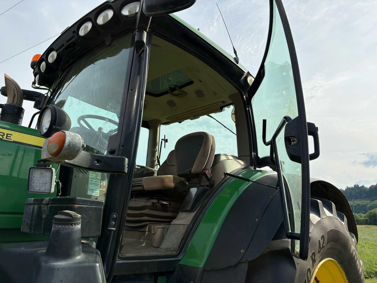 Farm tractor John Deere 6210R: picture 30